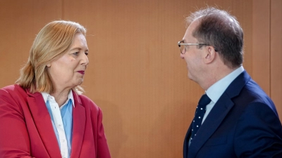 Bundessozialministerin Bärbel Bas (SPD) und Innenminister Alexander Dobrindt (CSU) - hier im Bundeskabinett - haben sich auf einen Aktionsplan gegen Sozialmissbrauch verständigt. (Archivfoto) (Foto: Kay Nietfeld/dpa)
