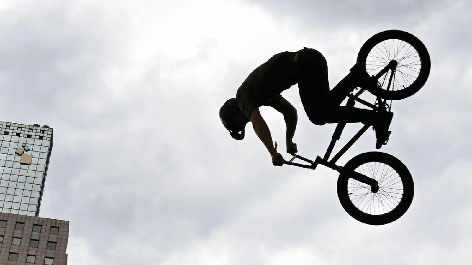 BMX-Profi Sergio Layos aus Spanien zeigt beim freien Training für den Eurobike Skyline BMX Contest auf dem Frankfurter Messegelände sein Können. (Foto: Arne Dedert/dpa)