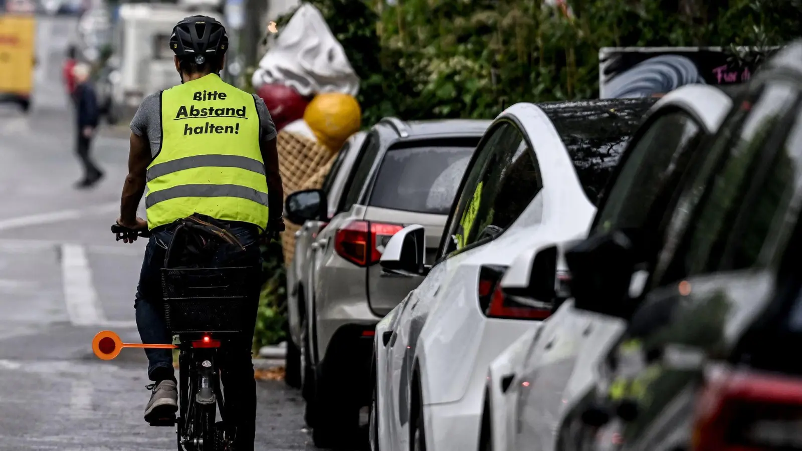 Der Ton im Straßenverkehr wird einer Umfrage zufolge rauer. (Illustration) (Foto: Britta Pedersen/dpa)