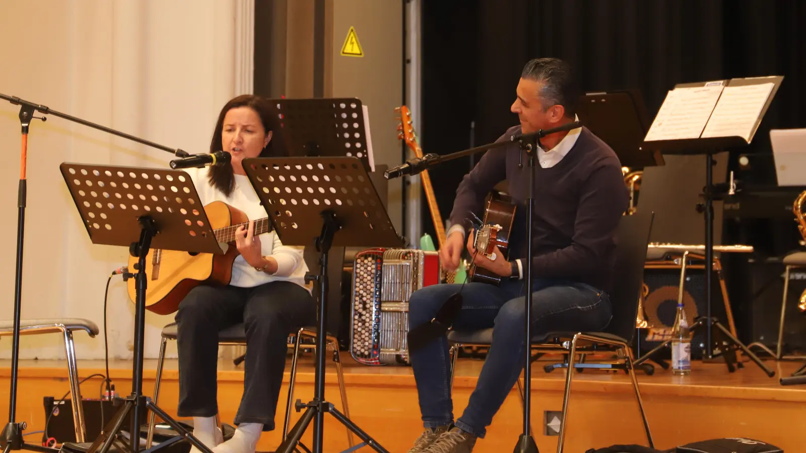 Gitarrenmusik kommt von Ali Kemal Göktas &amp; Rabia, die auf der Bühne des Onoldiasaals Platz genommen haben. (Foto: Oliver Herbst)