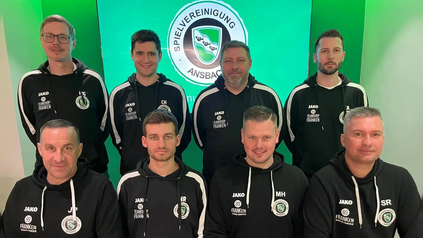 Das Trainer- und Funktionärsteam der SpVgg Ansbach für die neue Saison, oben von links: Michael Griebel, Christoph Hasselmeier, Stefan Dehm, Christian Albrecht. Unten von links: Jürgen Paul, Niklas Reutelhuber, Matthias Rascher, Steed Ray. (Foto: SpVgg Ansbach/Denise Kapp)