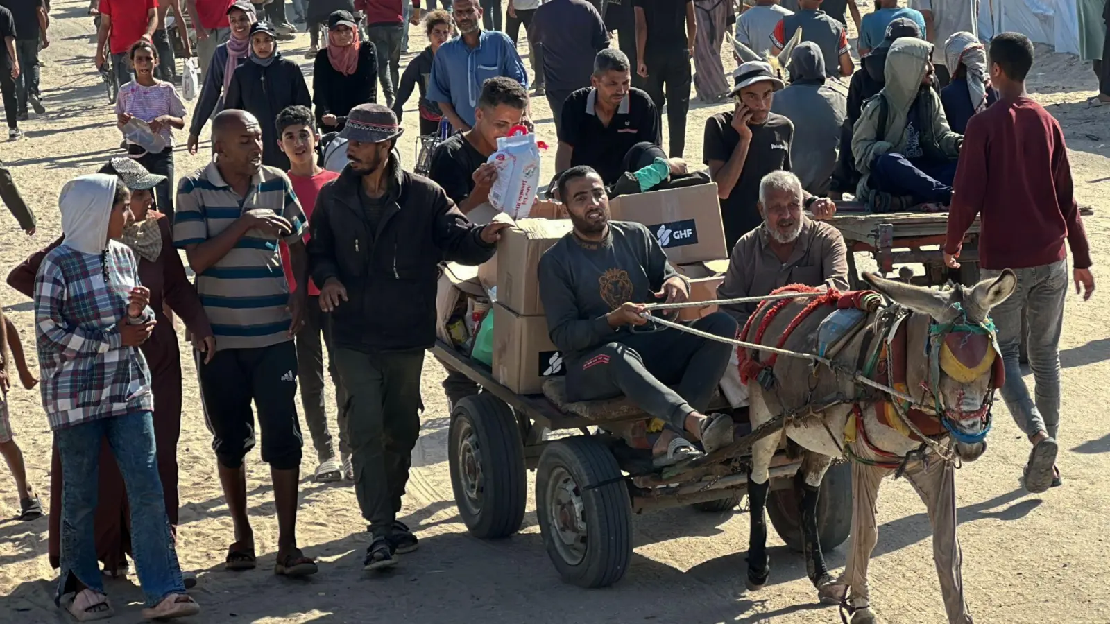 Die Menschen im Süden Gazas sollen heute wieder Lebensmittelpakete bekommen können. (Archivbild)  (Foto: Abdullah Abu Al-Khair/APA Images via ZUMA Press Wire/dpa)