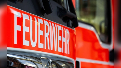 Die Feuerwehren in allen bayerischen Landkreisen und kreisfreien Städten sollen ein Notstromaggregat bekommen. (Symbolbild) (Foto: Soeren Stache/dpa)