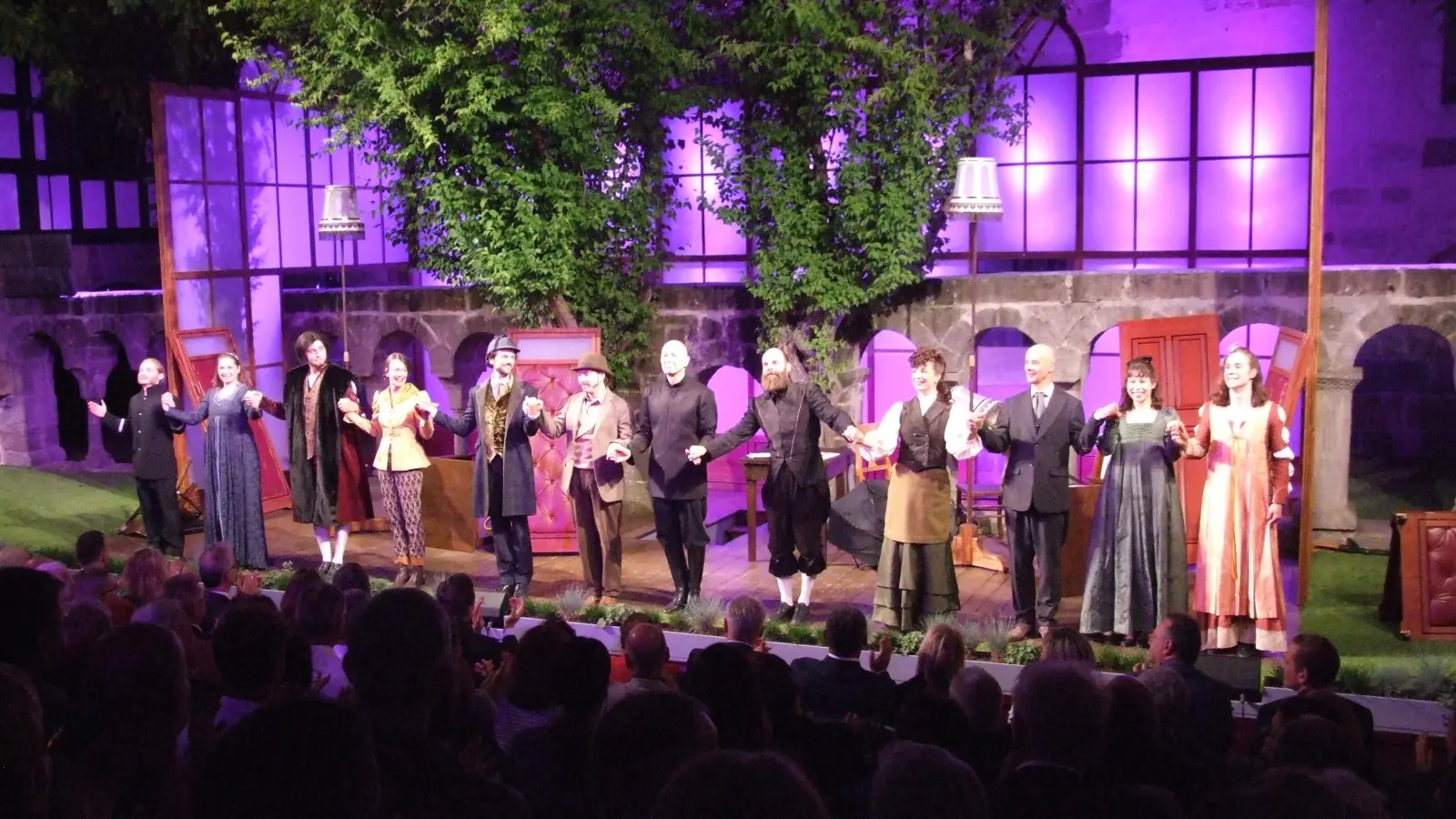 Der Schlussapplaus für das Kreuzgang-Ensemble fiel auch bei der Premiere des zweiten Abendstücks mehr als großzügig aus. Die Zuschauerinnen und Zuschauer hielt es letztlich nicht mehr auf ihren Sitzen. Die Kriminalkomödie „Sherlock Holmes – ein Skandal“ schrieb Regisseur Lennart Matthiesen selbst. Ihr zugrunde liegt die Kurzgeschichte „Ein Skandal in Böhmen“ von Sir Arthur Conan Doyle. (Foto: Jasmin Kiendl)
