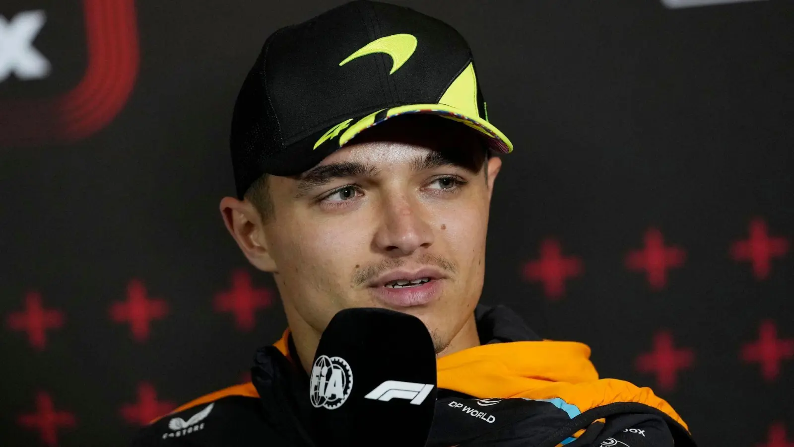 Der britische McLaren-Pilot Lando Norris spricht während einer Pressekonferenz. (Foto: Luca Bruno/AP/dpa)