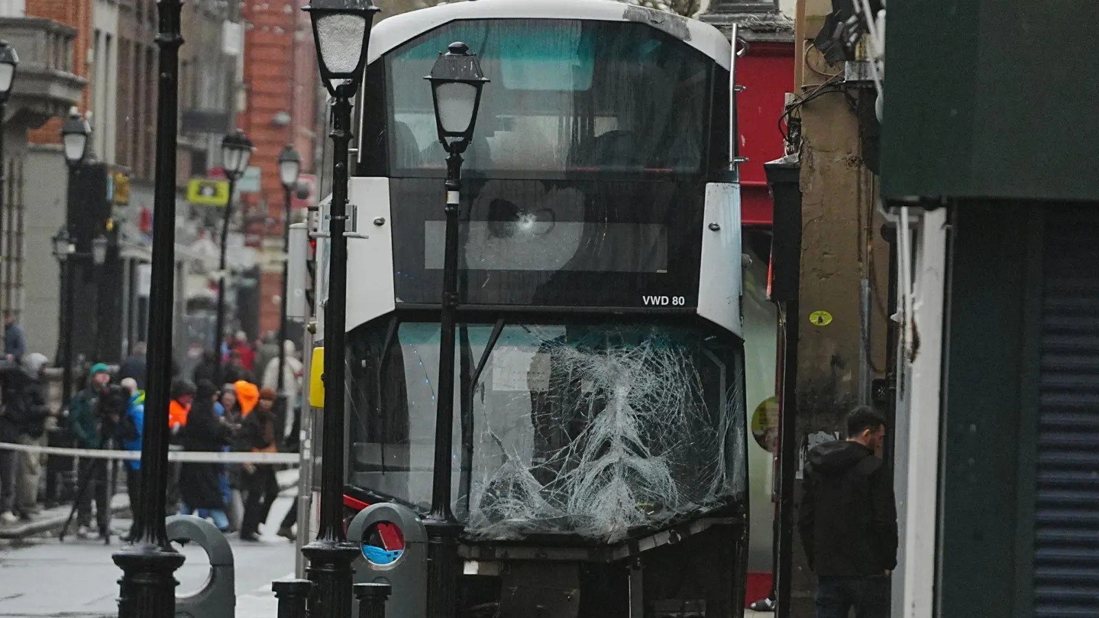 Ein Mann kam bei dem Unfall ums Leben.  (Foto: Brian Lawless/PA Wire/dpa)