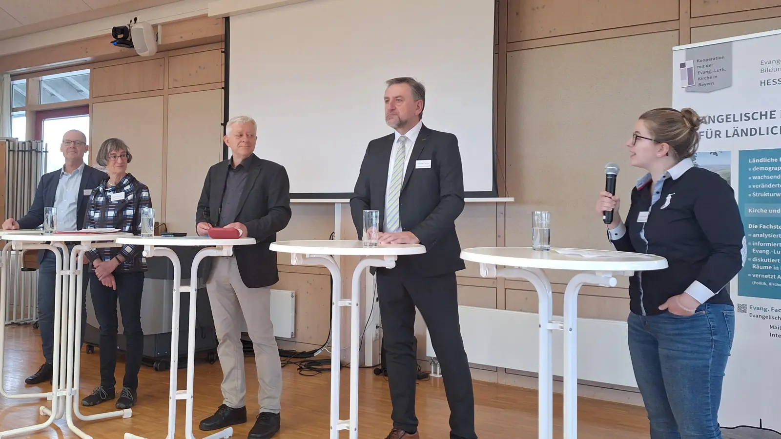 Wolfgang Schürger, Sabine Bullinger, Moderator Dr. Peter Schlee von der Evangelischen Fachstelle für Ländliche Räume, Günther Felßner und Dr. Andrea Feuerstein (von links) diskutieren. (Foto: Daniela Ramsauer)