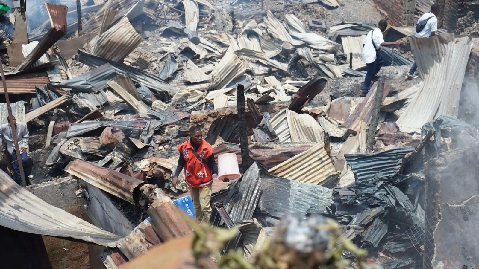 Bei einem Feuer in einem dicht bebauten Wohnviertel in Bukavu brannten auch zwei Schulen ab.  (Foto: --/XinHua/dpa)