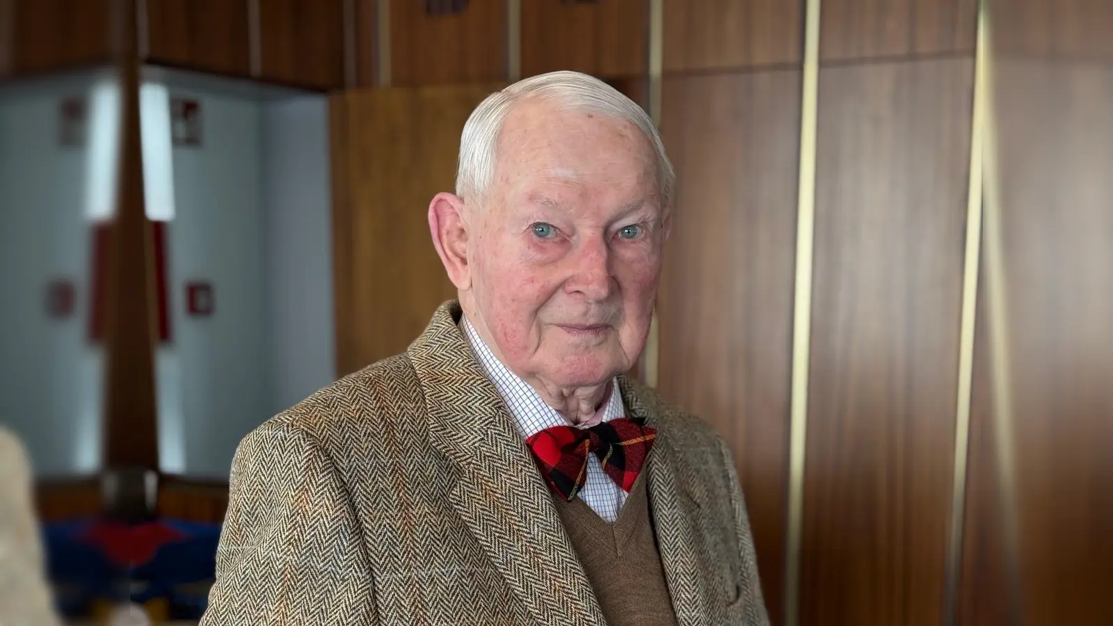 Karl Rohleder (93) räumte einst als Schüler am zerstörten Bahnhofsareal auf. (Foto: Lara Hausleitner)