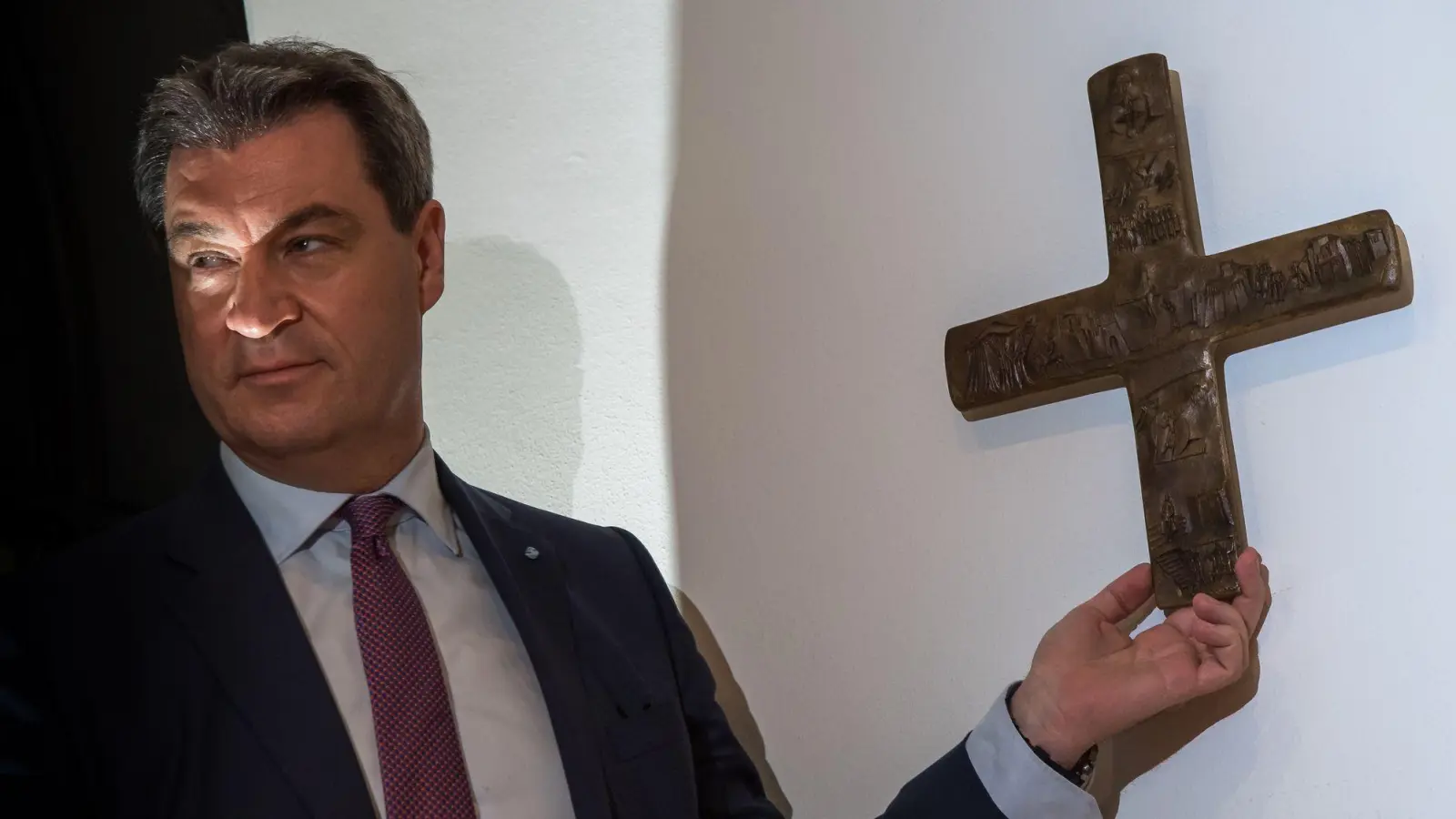 Markus Söder kämpfte 2018 für den bayerischen Kreuzerlass, wonach in jedem staatlichen Gebäude ein Kruzifix hängen soll. (Archivbild) (Foto: Peter Kneffel/dpa)