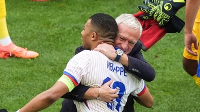 Französische Freude: Frankreichs Trainer Didier Deschamps (r) umarmt Kylian Mbappé nach dem Sieg. Frankreich hat Belgien mit 1:0 im Achtelfinale der Fußball-Europameisterschaft bezwungen. (Foto: Marcus Brandt/dpa)