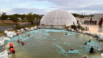 Das Bällebad der Bad Windsheimer Therme ist abgefischt – sechs Teams hatten sich beim mittlerweile bereits traditionellen Wettkampf zum Beginn der Saison mächtig ins Zeug gelegt. (Foto: Max Fichtner)