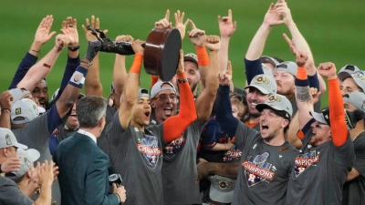 Die Houston Astros feiern ihren Sieg in Spiel sechs der World Series gegen die Philadelphia Phillies. (Foto: Eric Smith/AP/dpa)