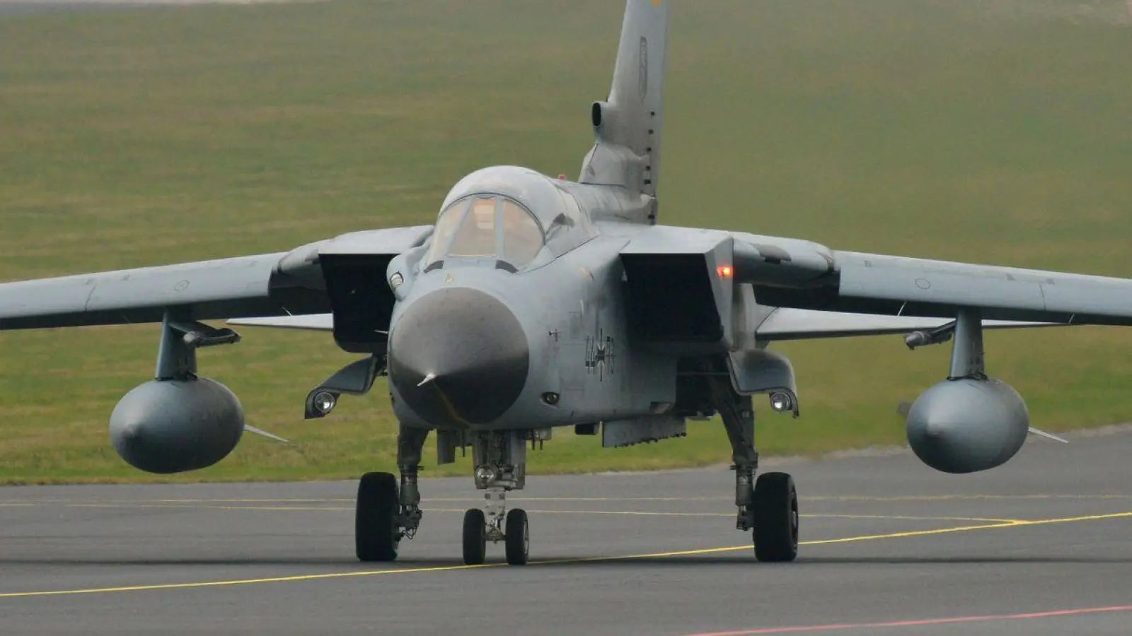 Ein Bundeswehr-Flugzeug vom Typ Tornado auf dem Fliegerhorst Büchel in der Eifel. Dort sollen - offiziell nie bestätigt - etwa 20 thermonukleare B61-Gravitationsbomben der US-Streitkräfte lagern. (Foto: Harald Tittel/dpa)