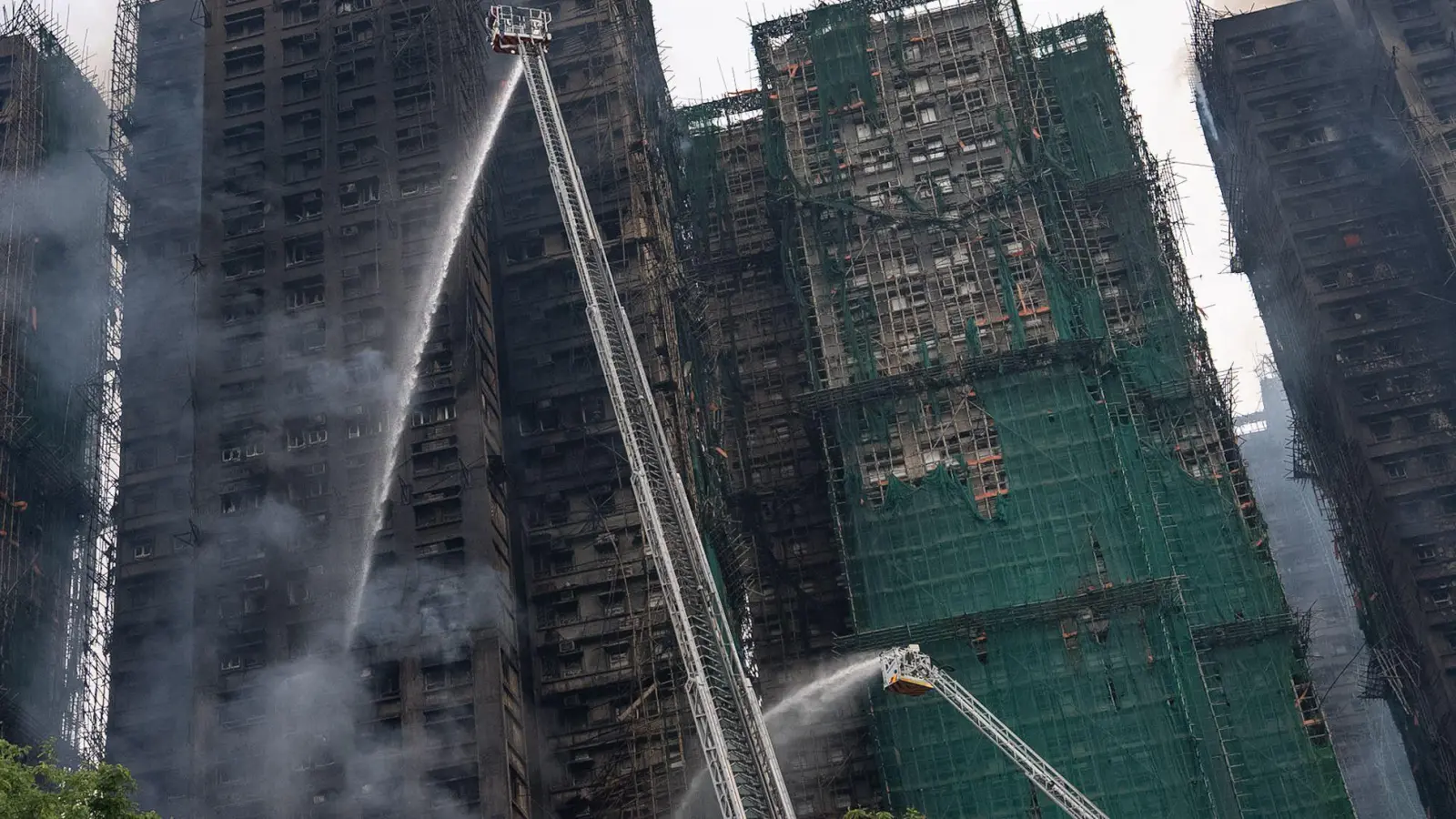 Nach dem Großbrand stieg die Zahl der Todesopfer weiter.   (Foto: Chan Long Hei/AP/dpa)