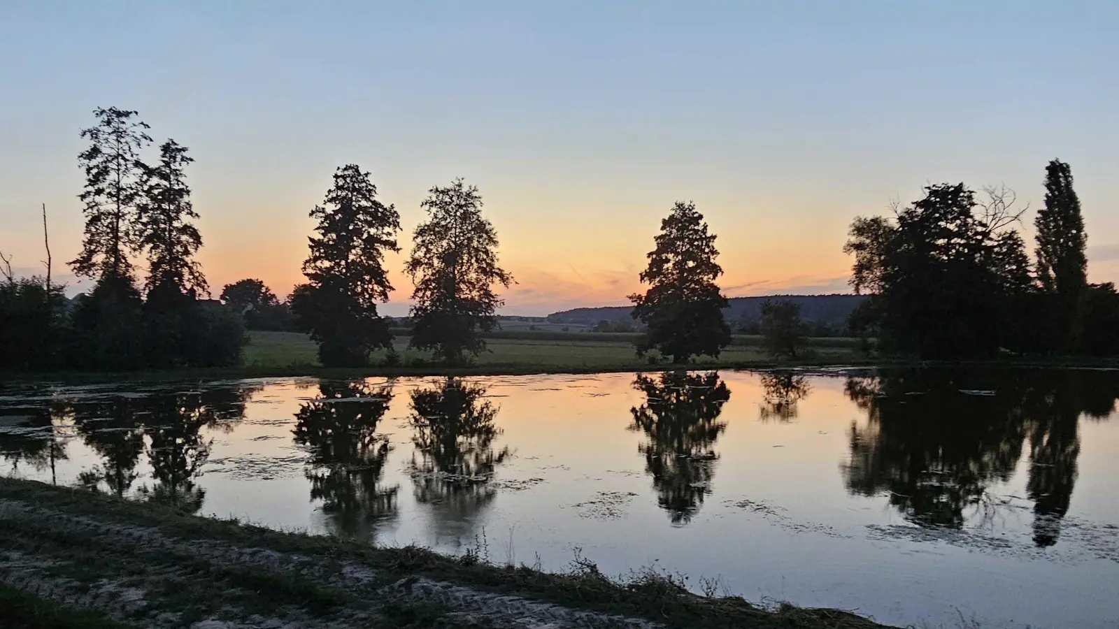 Sonnenuntergang am Weiher - gesehen bei Gerhardshofen. (Foto: Roland Grau)