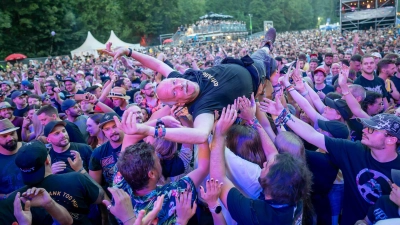 Schönes Gefühl, auf Händen getragen zu werden, und dann auch noch auf fremden. (Foto: Mirko Fryska)