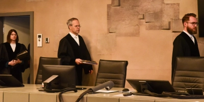 Am dritten Verhandlungstag analysierte die Große Strafkammer unter Vorsitz von Richter Matthias Held (Mitte) auch die Bilder von Überwachungskameras. (Foto: Irmeli Pohl)