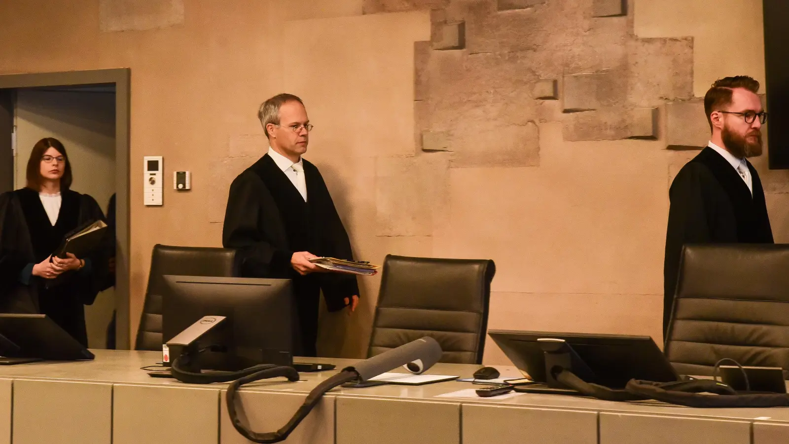 Am dritten Verhandlungstag analysierte die Große Strafkammer unter Vorsitz von Richter Matthias Held (Mitte) auch die Bilder von Überwachungskameras. (Foto: Irmeli Pohl)