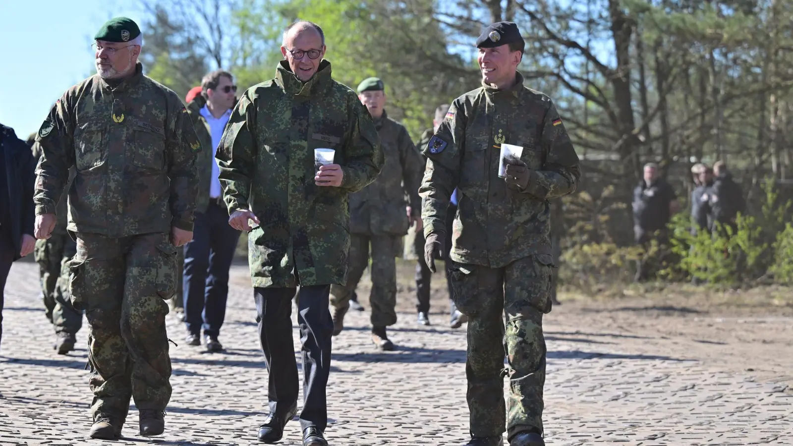 Auf die Ankündigung einer möglichen Reduzierung von US-Truppen in Deutschland durch Präsident Donald Trump ging Bundeskanzler Friedrich Merz (Mitte) bei einem Truppenbesuch im niedersächsischen Munster nicht näher ein. (Foto: Philipp Schulze/dpa)
