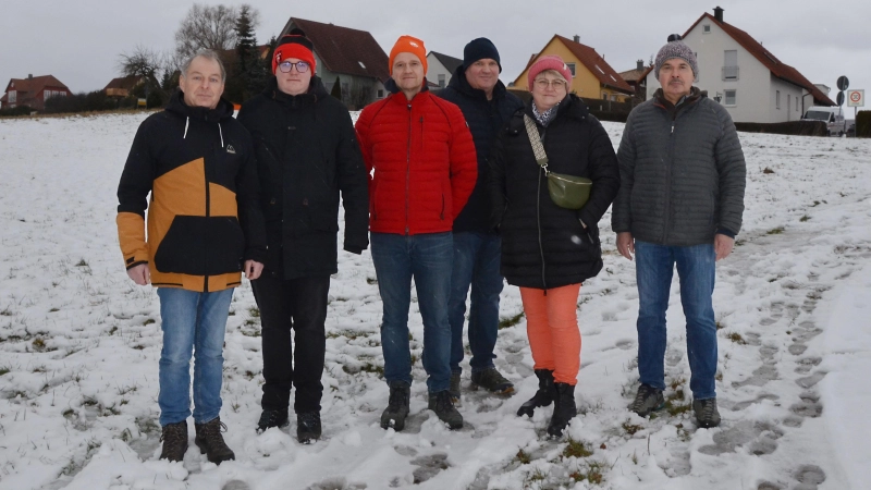 Der Aufsichtsrat und der künftige Betreiber des geplanten Biogas-Blockheizkraftwerks suchen nach einer Lösung, mit der auch die Anwohnerinnen und Anwohner des Projektgebiets leben können (von links am derzeit vorgesehenen Standort: Zweiter Bürgermeister Armin Pfister, Florian Belda, Mischa Bauer, Landwirt Stefan Hammerl und seine Frau Andrea Hammerl sowie Frank Tischer).<br> (Foto: Yvonne Neckermann)