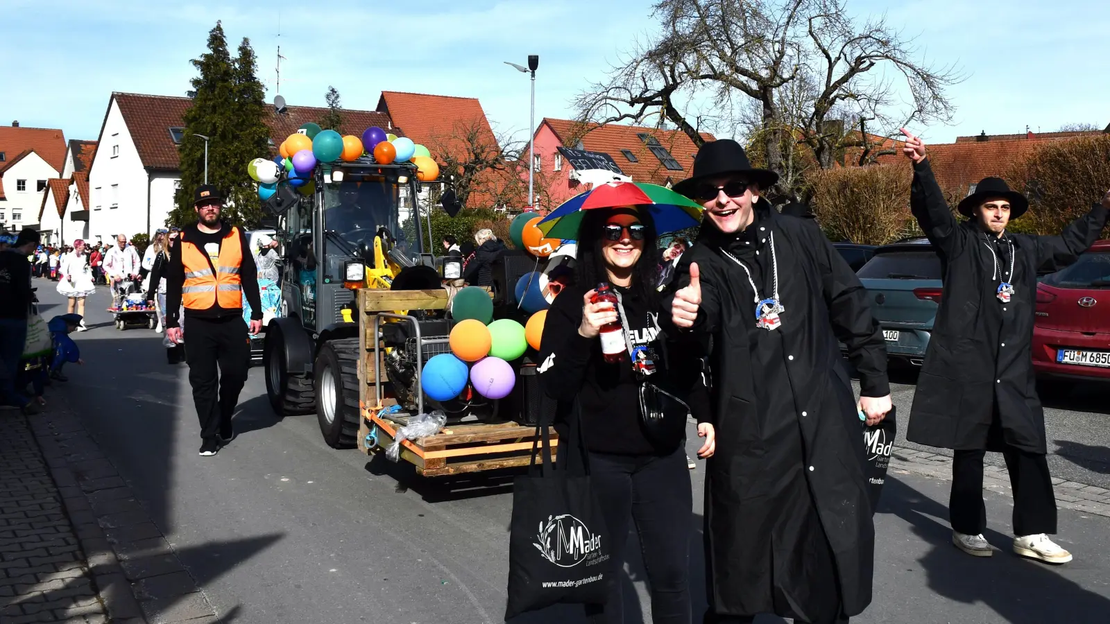 Närrischer Trubel in Markt Erlbach: Zahlreiche Kostümierte bildeten einen eindrucksvollen Gaudiwurm. Die Schaulustigen bekamen viel zu sehen. (Foto: Gudrun Schwarz-Köhler)