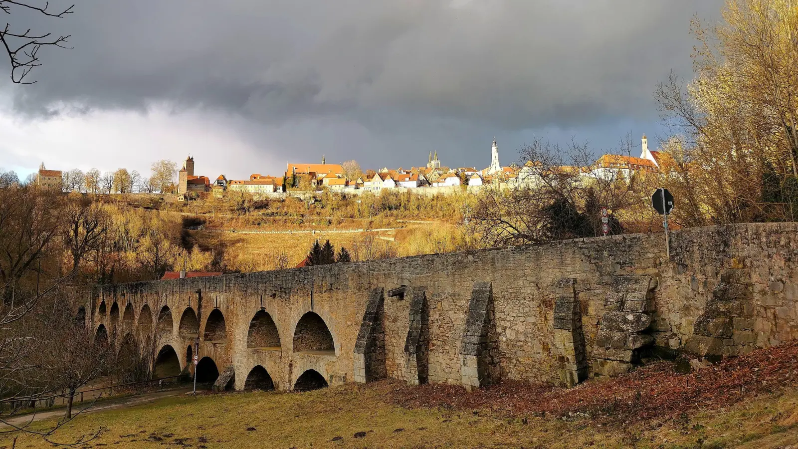 Dramatische Wolken über der Stadt - gesehen in Rothenburg (Foto: Klaus Zerkowski)