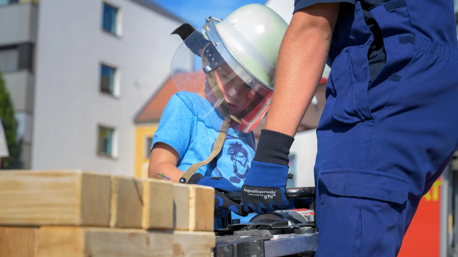 Mit dem Schneidewerkzeug können auch die kleinen Besuchenden präzise arbeiten. (Foto: René Chlopotowski)