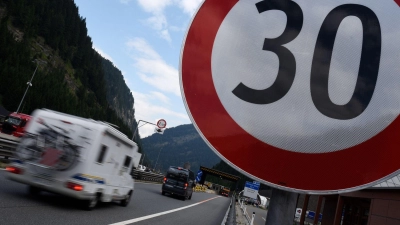 Fuß vom Gas: Gerade auch im Ausland hält man sich lieber ans Tempolimit. Etwa, wenn vor der italienisch-österreichischen Grenze auf dem Brenner nur 30 km/h erlaubt sind. (Foto: Angelika Warmuth/dpa/dpa-tmn)