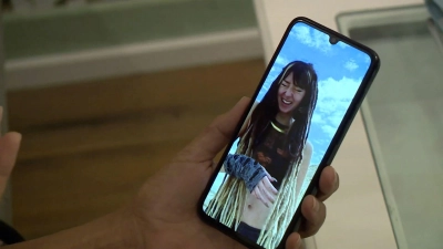 Shani Louks Tante Orly Louk zeigt ein Foto ihrer 22-jährigen Nichte. Die Familie verlangt von der Bundesregierung mehr Einsatz. (Foto: David Pichler/TNN/dpa)