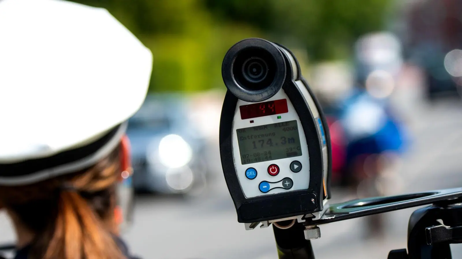 Mit 188 statt erlaubter 100 Kilometern pro Stunde erwischte die Polizei einen Autofahrer. (Symbolbild: Daniel Bockwoldt/dpa)