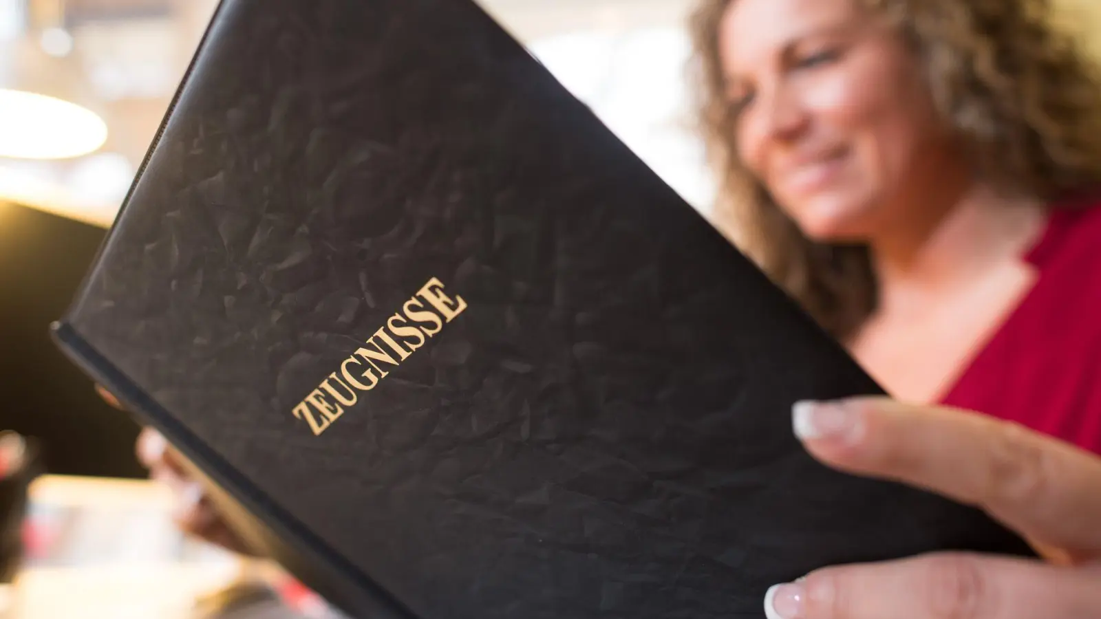 Im Arbeitszeugnis stecken nicht selten kritische Hinweise, die oft nur Personaler richtig deuten können. (Foto: Klaus-Dietmar Gabbert/dpa-tmn)