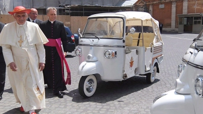 Auch Papst Benedikt XVI. bekam einst ein „Apamobil“. (Archivbild) (Foto: Monteforte/Ansa/epa/Pool/dpa)