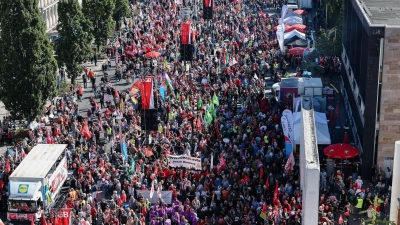 Mehr als 20.000 Menschen haben in Nürnberg gegen den Abbau des Sozialstaats demonstriert.  (Foto: Daniel Löb/dpa)