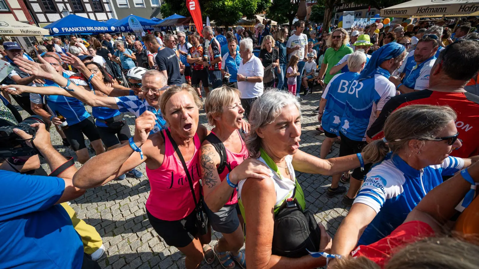 Meeeeega Stimmung nach der Ankunft auf dem Neustädter Marktplatz. (Foto: Mirko Fryska)