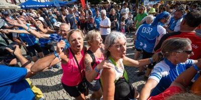 Meeeeega Stimmung nach der Ankunft auf dem Neustädter Marktplatz. (Foto: Mirko Fryska)