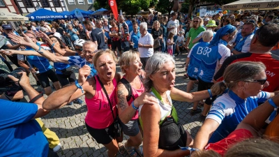 Meeeeega Stimmung nach der Ankunft auf dem Neustädter Marktplatz. (Foto: Mirko Fryska)