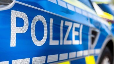 Die Polizei hielt auf der Autobahn A6 bei Neuendettelsau eine betrunkene Lkw-Fahrerin an.  (Foto: David Inderlied/dpa/Illustration)