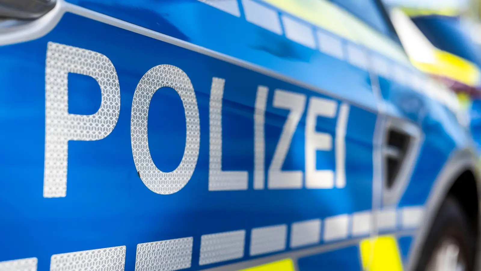 Die Polizei erwischte einen alkoholisierten Lkw-Fahrer, der mit seinem Fahrzeug die Baustellenabsicherung an der Autobahn-Anschlussstelle Ansbach beschädigte. (Symbolbild: David Inderlied/dpa/Illustration)