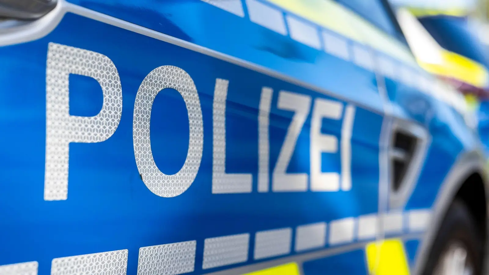 Zu einem tödlichen Unfall im Wald bei Linden wurde die Polizei gerufen.  (Symbolbild: David Inderlied/dpa)