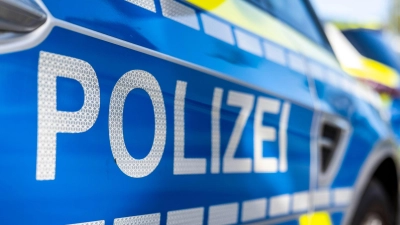 Während die Polizei in Ansbach nach Leuten suchte, die im Bürgerpark Böller gezündet hatten, fand sie eine Frau, die Crystal Meth dabei hatte.  (Symbolbild: David Inderlied/dpa/Illustration)