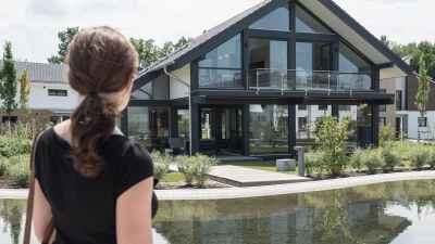 Muss es gleich so groß sein? Wer an der Immobilienfinanzierung scheitert, kann zum Beispiel die Wohnfläche kleiner gestalten. (Foto: Daniel Maurer/dpa-tmn)