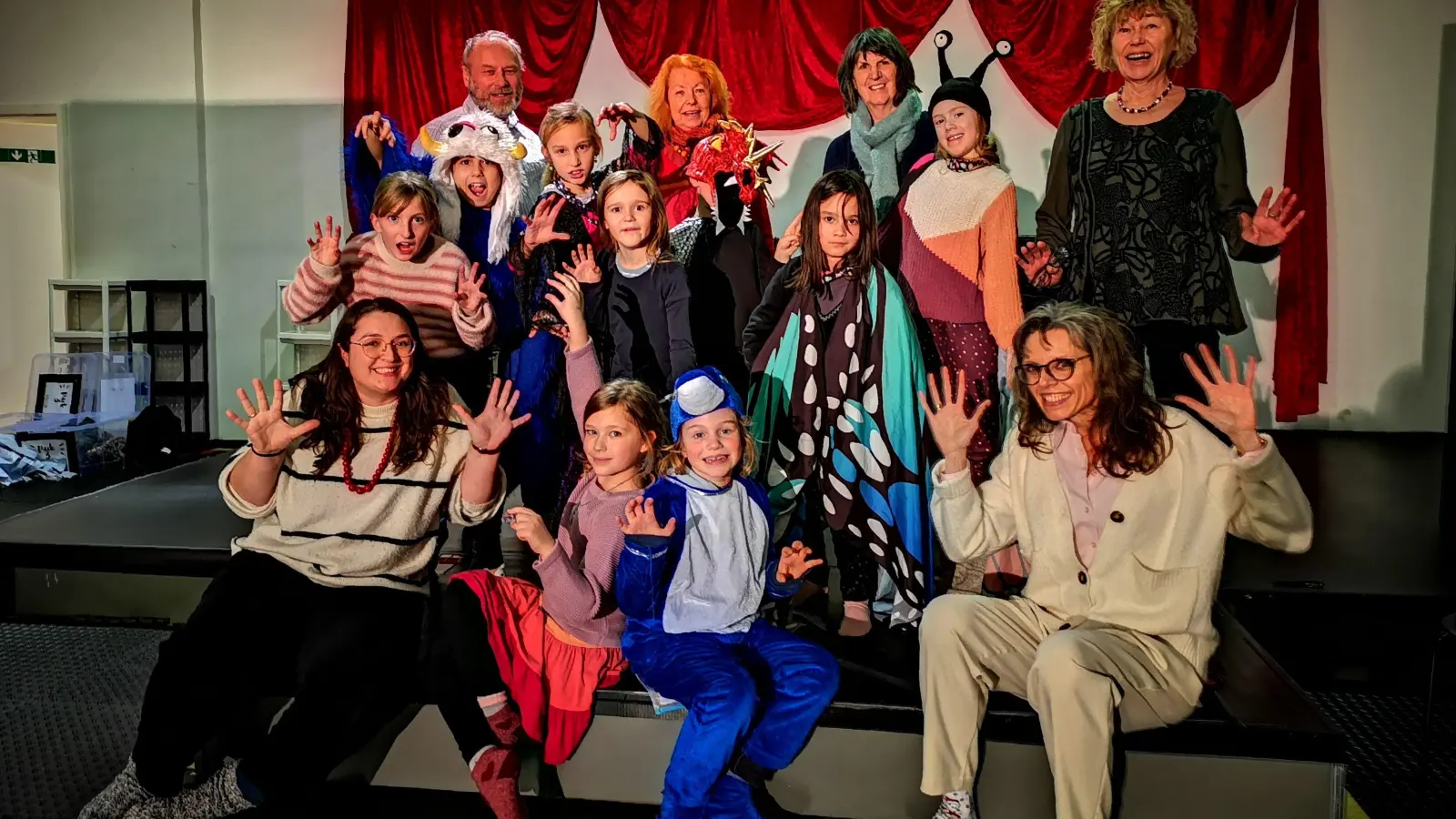 Auf der Probebühne in der Burggasse mischten sich die früheren TheatRo-Aktiven für einen Moment unter die jungen Aktiven des Spielclubs Puck 3. Die Kinder arbeiten mit Theaterpädagogin Christina Wehner (vorne links) aktuell an dem Stück „Alamandia“. (Foto: Jürgen Binder)