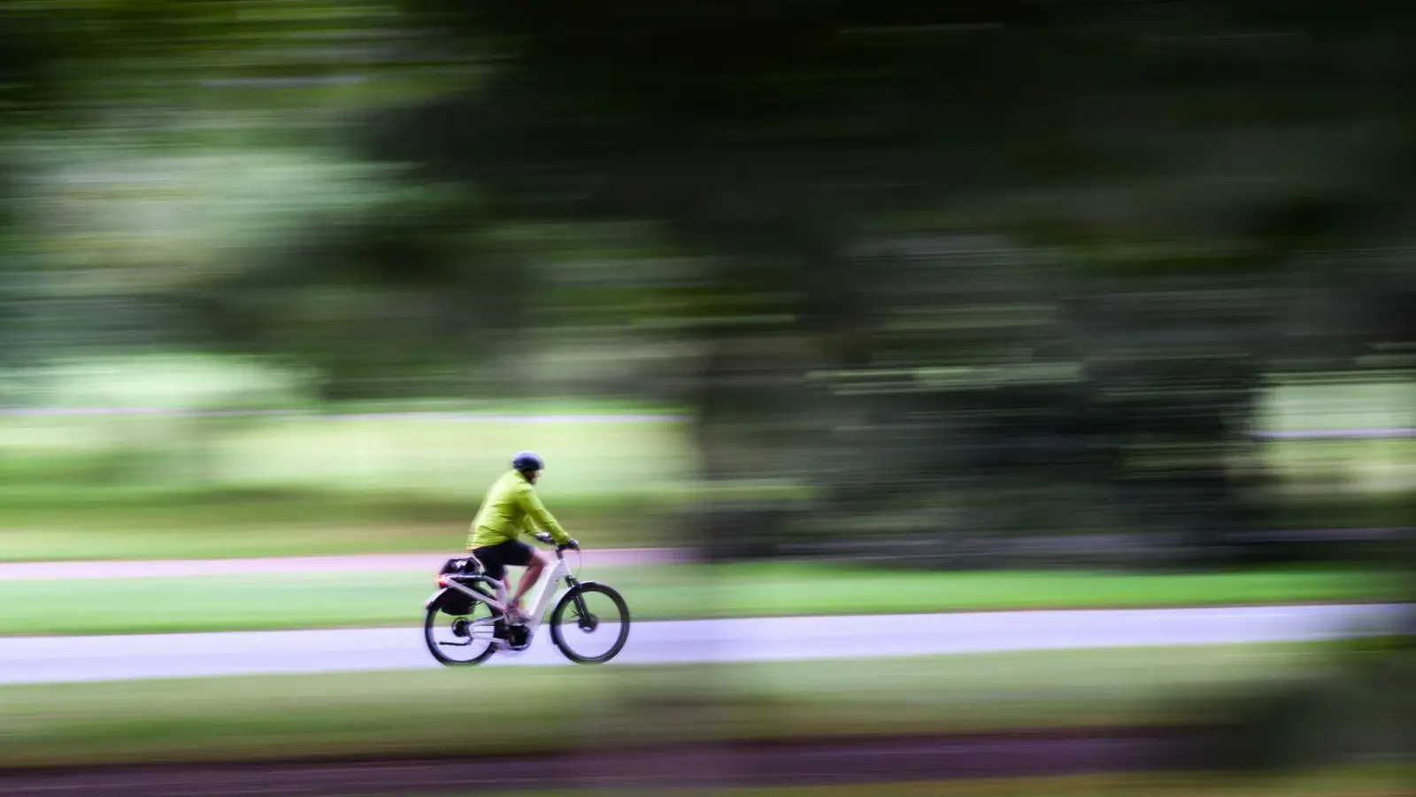 Nicht mal jeder Zweite ist der Ansicht, dass ihm ausreichend sichere Radwege zur Verfügung stehen. (Archivbild) (Foto: Julian Stratenschulte/dpa)