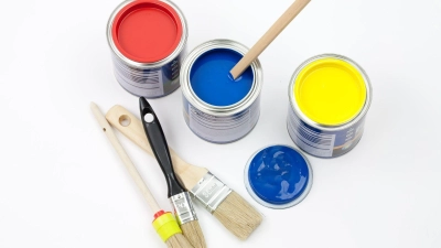 Kostengünstige Alternative zur Fliesensanierung: Spezielle Fliesenlacke ermöglichen es, alte Fliesen zu überstreichen und sparen dabei Zeit, Aufwand und Kosten. (Foto: Kai Remmers/dpa-tmn)