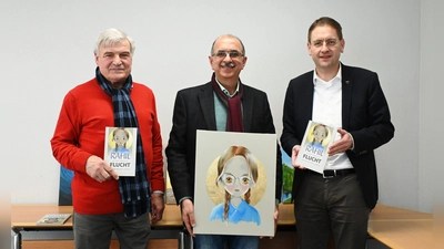 Hans Emmert (links) und Künstler Moneer Ballish haben gemeinsam das Kinderbuch „Rahil – Flucht in ein neues Leben“ verfasst. Mit den Jahren sind die beiden Männer gute Freunde geworden. Landrat Dr. Jürgen Ludwig (rechts) hat das Projekt unterstützt. (Foto: Luca Paul)