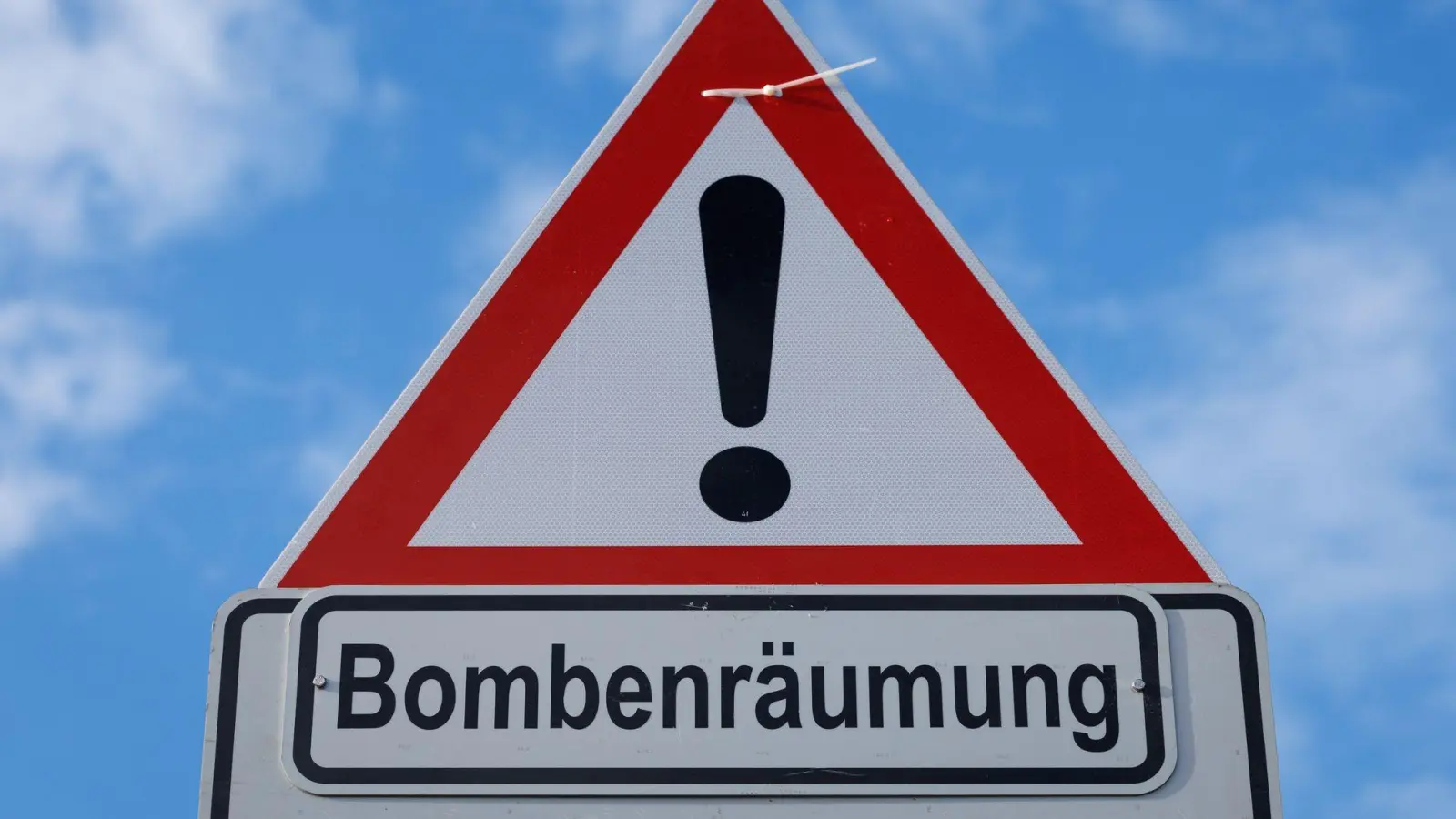 Rund um die Fundstellen der Blindgänger wird ein etwa 1000 Meter großer Sicherheits- und Evakuierungsbereich eingerichtet. (Symbolbild) (Foto: Friso Gentsch/dpa)