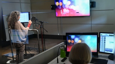 Arbeit im Synchronstudio. (Archivbild) (Foto: Jens Kalaene/dpa-Zentralbild/dpa)