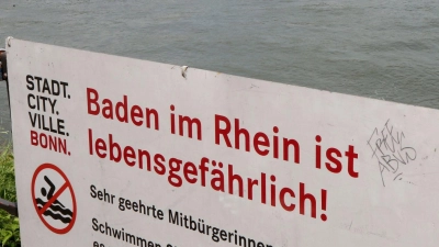 Die Stadt Bonn warnt die Menschen vor den Gefahren beim Schwimmen im Rhein. (Foto: Roland Weihrauch/dpa)