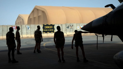 Mechaniker der französischen Luftwaffe inspizieren eine Mirage 2000 auf dem Stützpunkt in Niamey. (Foto: Uncredited/AP/dpa)